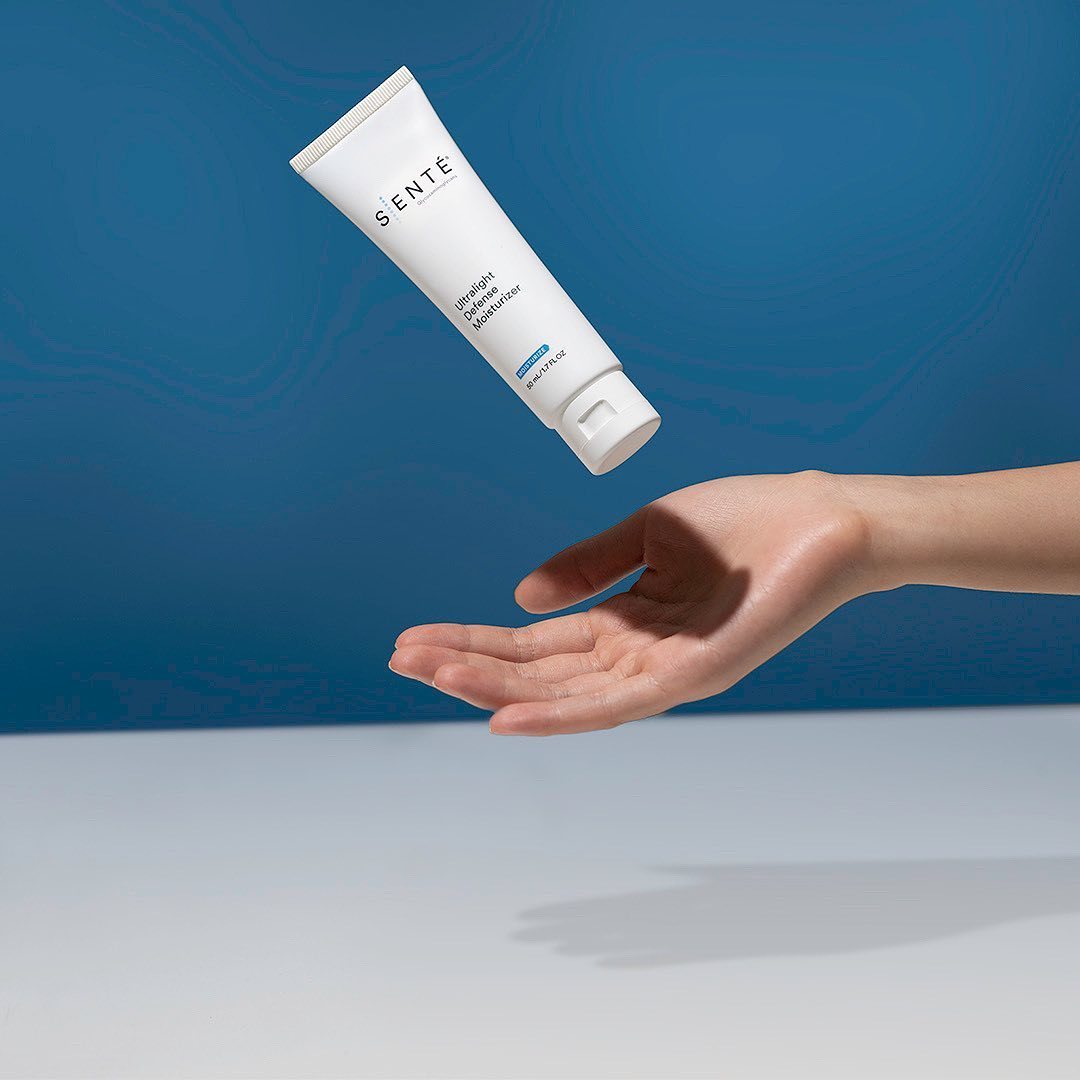 SENTÉ || SENTÉ Ultralight Defense Moisturizer mid air shot